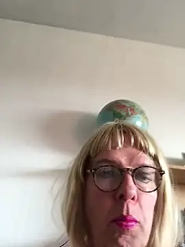 Snapshot of simone_xdressing chatting on March 15, 2025, 2:23 pm simone xdressing online show from March 15, 2025, 2:23 pm