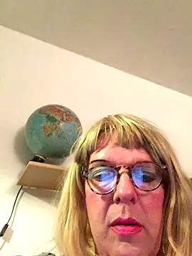 Snapshot of simone_xdressing chatting on November 2, 2025, 7:52 pm simone xdressing online show from November 2, 2025, 7:52 pm