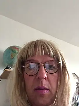 Snapshot of simone_xdressing chatting on October 3, 2025, 1:01 pm simone xdressing online show from October 3, 2025, 1:01 pm