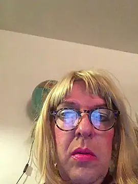 Snapshot of simone_xdressing chatting on January 29, 2025, 1:05 am simone xdressing online show from January 29, 2025, 1:05 am