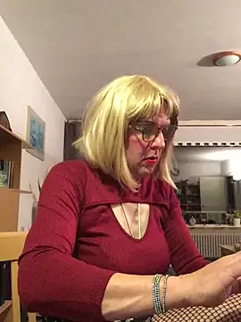 Snapshot of simone_xdressing chatting on October 19, 2025, 12:02 am simone xdressing online show from October 19, 2025, 12:02 am