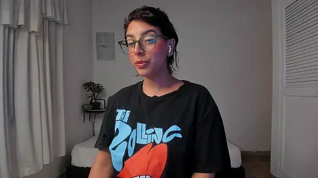 VictoriaAmelie online show from November 26, 2025, 6:24 am