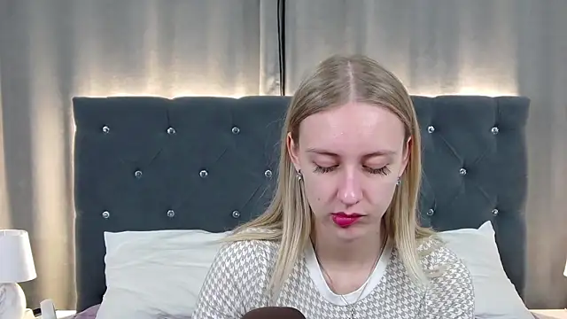 RachaelCute online show from May 8, 2026, 3:54 am
