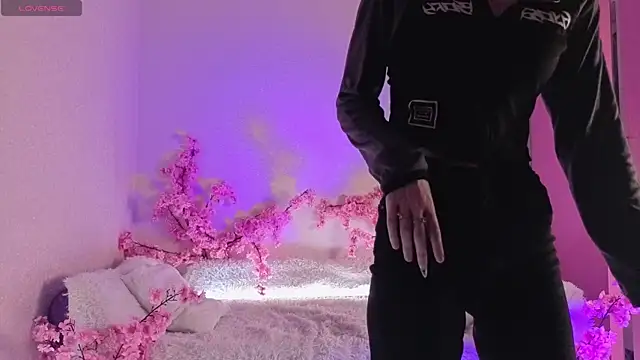 Kitty gaze online show from April 3, 2026, 3:18 pm