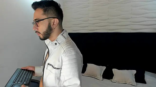 Snapshot of dave_wolff chatting on November 17, 2025, 12:09 pm dave wolff online show from November 17, 2025, 12:09 pm