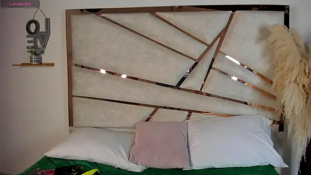 venusmorgan  online show from December 1, 2025, 8:10 pm