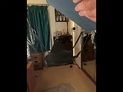 Snapshot of LeatherSdaddy chatting on November 18, 2025, 3:04 pm LeatherSdaddy online show from November 18, 2025, 3:04 pm