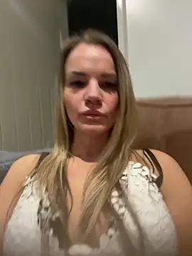 Snapshot of Cutebrowneyes_ chatting on December 19, 2025, 11:18 pm Cutebrowneyes online show from December 19, 2025, 11:18 pm