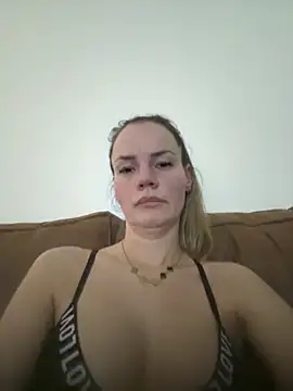 Snapshot of Cutebrowneyes_ chatting on January 5, 2026, 10:13 pm Cutebrowneyes online show from January 5, 2026, 10:13 pm