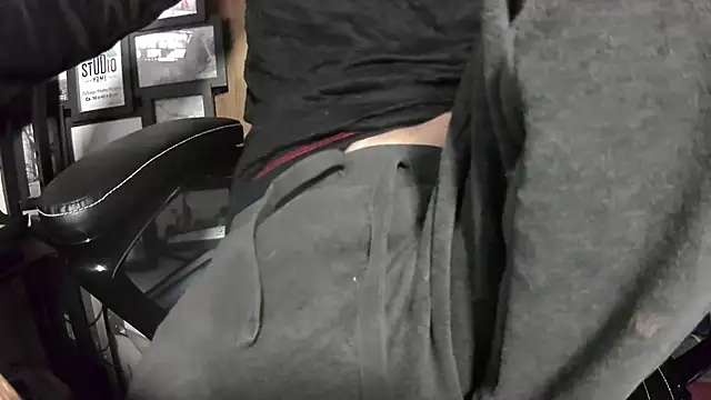 Snapshot of Chrisatmiami chatting on November 19, 2025, 5:24 pm Chrisatmiami online show from November 19, 2025, 5:24 pm