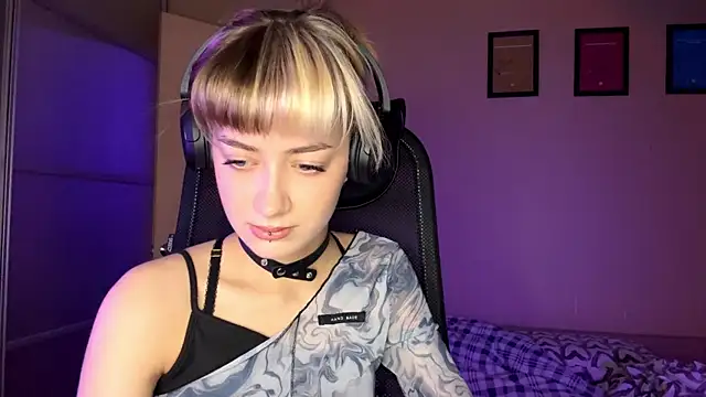 Snapshot of EmilySkyline chatting on November 22, 2025, 5:17 am EmilySkyline online show from November 22, 2025, 5:17 am