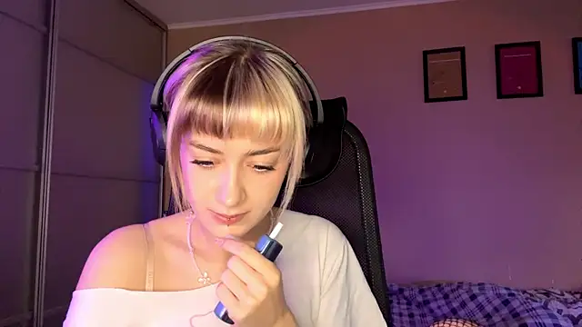 Snapshot of EmilySkyline chatting on November 21, 2025, 5:06 am EmilySkyline online show from November 21, 2025, 5:06 am