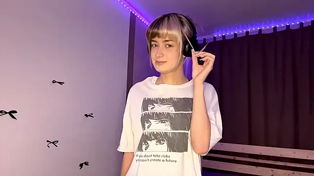 Snapshot of EmilySkyline chatting on November 24, 2025, 1:11 pm EmilySkyline online show from November 24, 2025, 1:11 pm