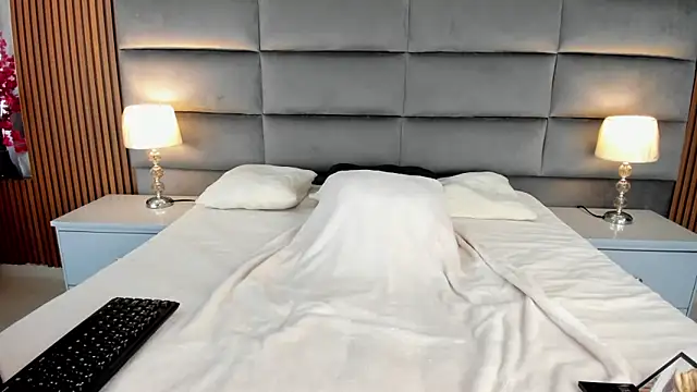 Lucy Vegas online show from April 18, 2026, 1:46 pm