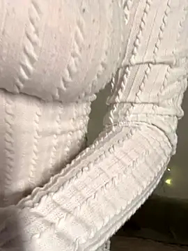 yoyogirlx online show from December 21, 2025, 1:24 pm