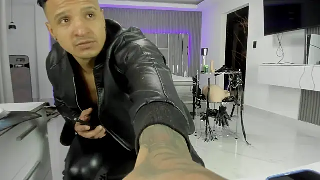 master leather online show from June 4, 2026, 12:48 am