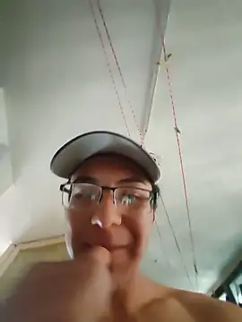 ianyoung18 online show from December 13, 2025, 8:04 pm