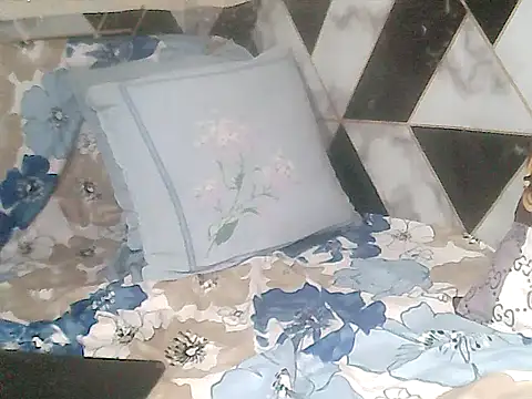 loriepinay46 online show from December 18, 2025, 7:35 am