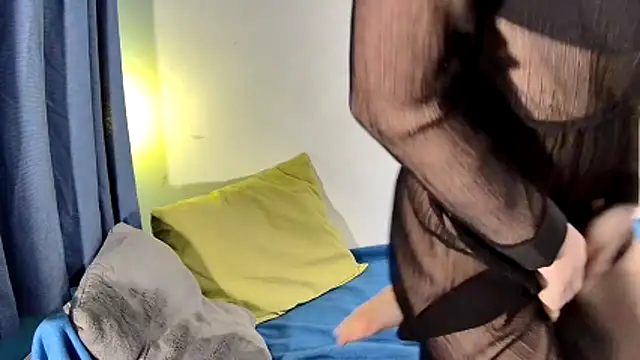 Leila cam18 online show from December 17, 2025, 8:03 pm