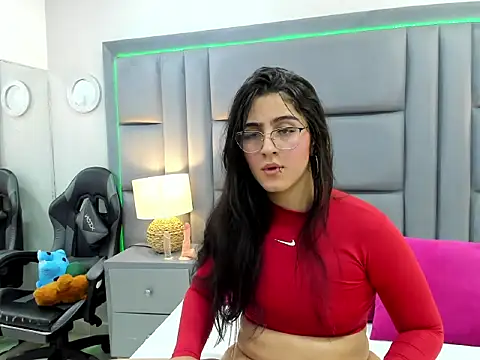 LuisaFranco online show from November 30, 2025, 4:13 am