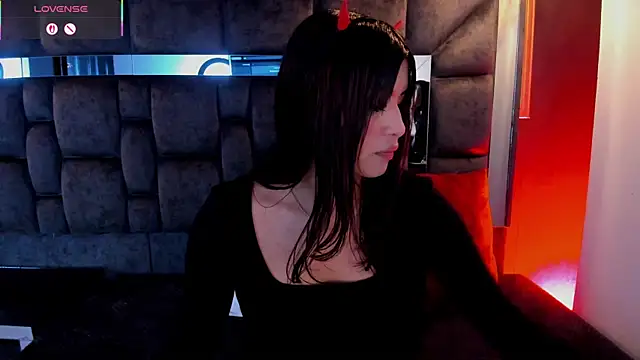 IssaJones  online show from April 17, 2026, 9:39 pm