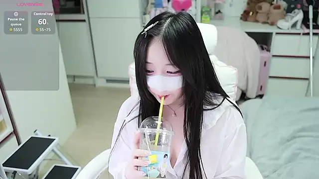 kimhyeona2005 online show from May 8, 2026, 11:36 am