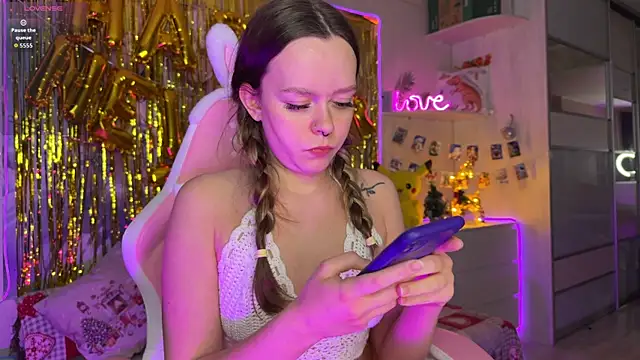 CheekySashaCharm online show from December 20, 2025, 1:58 pm