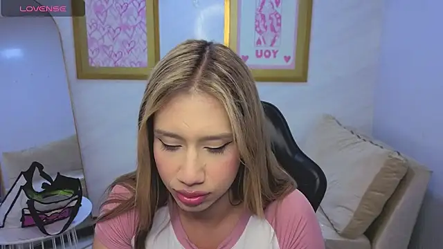 Evy Luxx v online show from April 14, 2026, 3:33 am