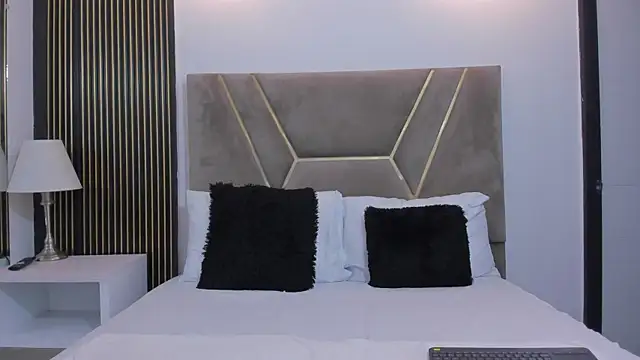 Eiimy Cooper  online show from November 21, 2025, 3:16 am