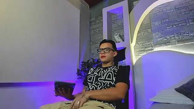 Valentino moretti online show from December 1, 2025, 1:12 pm