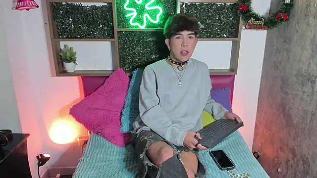 Snapshot of Angeldust19 chatting on November 21, 2025, 4:00 am Angeldust19 online show from November 21, 2025, 4:00 am