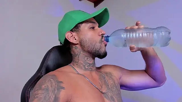 Snapshot of LuigiVitale_1 chatting on November 28, 2025, 4:34 am LuigiVitale 1 online show from November 28, 2025, 4:34 am