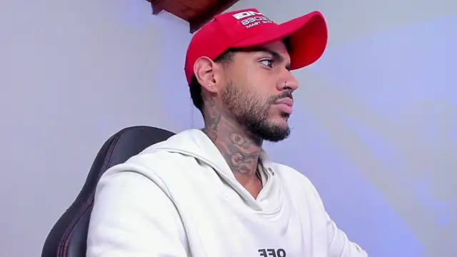 Snapshot of LuigiVitale_1 chatting on November 27, 2025, 8:04 am LuigiVitale 1 online show from November 27, 2025, 8:04 am