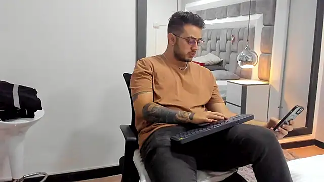 Ethan Greys online show from November 22, 2025, 3:38 am