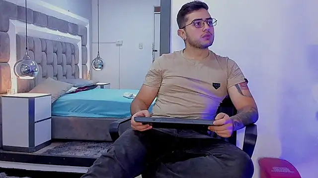 Ethan Greys online show from December 19, 2025, 4:27 am