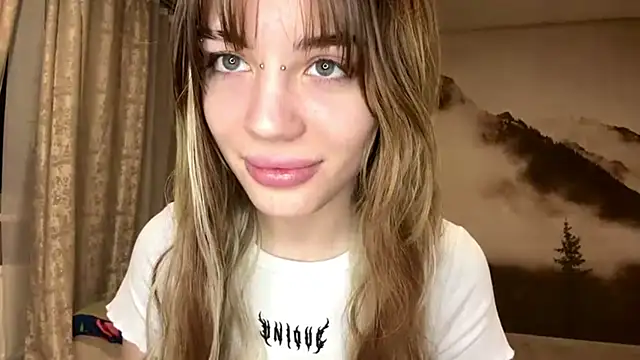 MelaineAytes online show from December 17, 2025, 2:11 pm