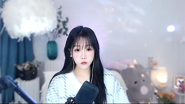 Laura 520 online show from November 22, 2025, 12:43 am