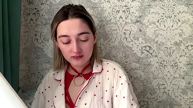 Snapshot of Emily_lyy chatting on December 18, 2025, 10:52 am Emily lyy online show from December 18, 2025, 10:52 am