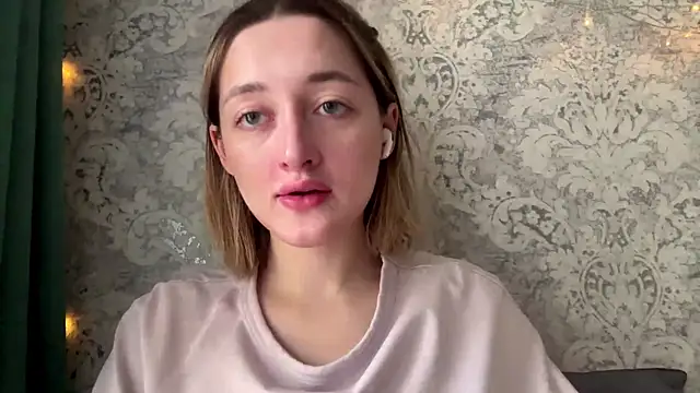 Snapshot of Emily_lyy chatting on December 2, 2025, 9:33 am Emily lyy online show from December 2, 2025, 9:33 am