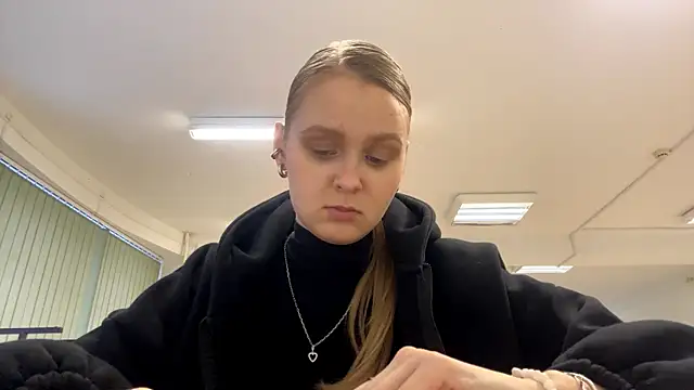 PaulitaSolow online show from November 25, 2025, 1:22 pm