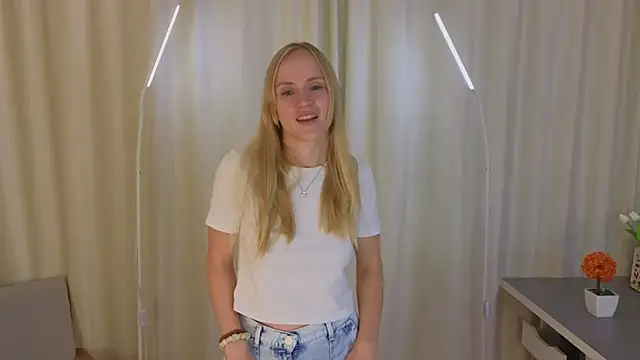 ToshiaPotvin online show from November 25, 2025, 4:13 am