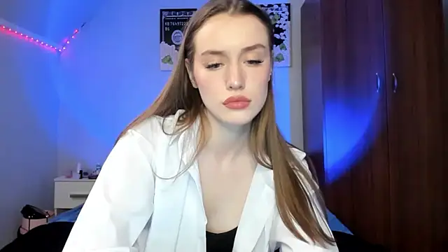 Snapshot of tinyglow chatting on February 5, 2026, 7:53 pm tinyglow online show from February 5, 2026, 7:53 pm