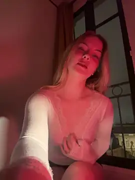 Josefinswe online show from November 19, 2025, 8:42 pm