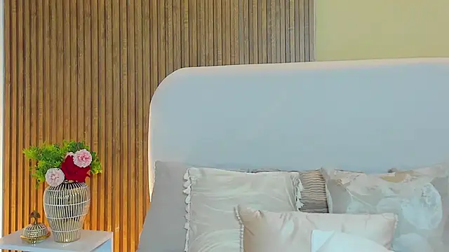 LondraBlush online show from April 14, 2026, 1:05 pm