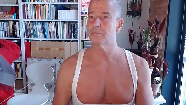 Snapshot of gymdaddypwrbtm chatting on November 22, 2025, 8:02 am gymdaddypwrbtm online show from November 22, 2025, 8:02 am