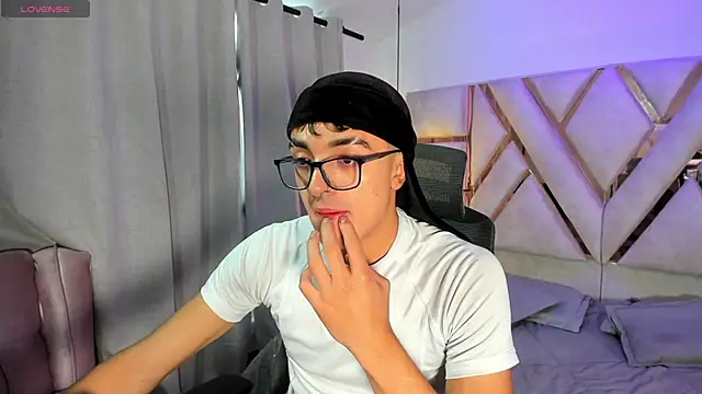 Snapshot of sayronvg chatting on November 26, 2025, 11:54 am sayronvg online show from November 26, 2025, 11:54 am