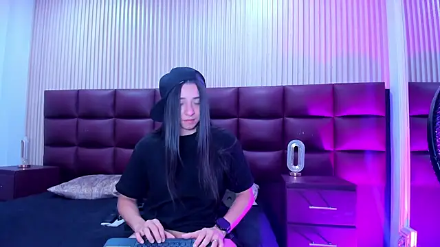 VictoriaSaenz1  online show from December 1, 2025, 12:00 am