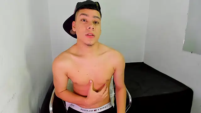 Snapshot of Lucastorrez01 chatting on May 6, 2026, 12:03 am Lucastorrez01 online show from May 6, 2026, 12:03 am