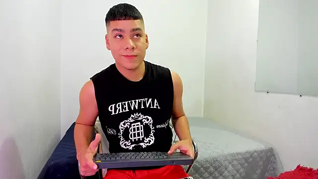 Snapshot of Lucastorrez01 chatting on June 13, 2026, 10:40 pm Lucastorrez01 online show from June 13, 2026, 10:40 pm