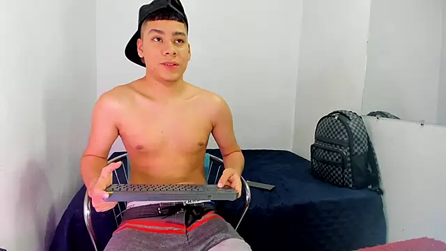 Snapshot of Lucastorrez01 chatting on July 1, 2026, 12:22 am Lucastorrez01 online show from July 1, 2026, 12:22 am